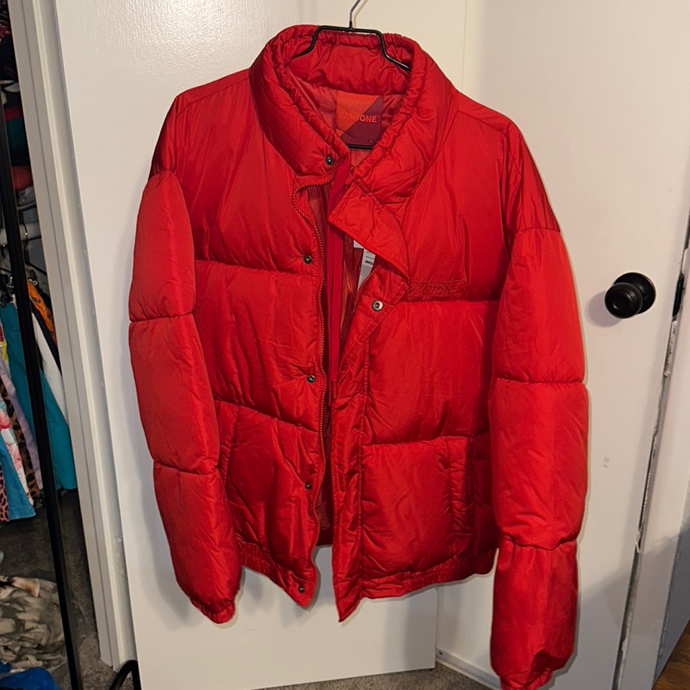 🔥 Red Pantone puffer jacket NWT